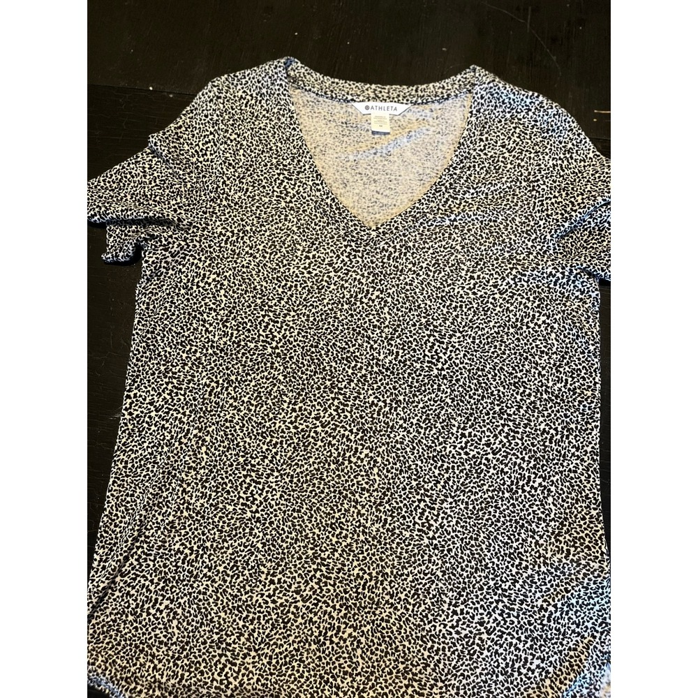 Athleta Leopard Print V Neck Short Sleeve T Shirt Women's‎ Size Medium